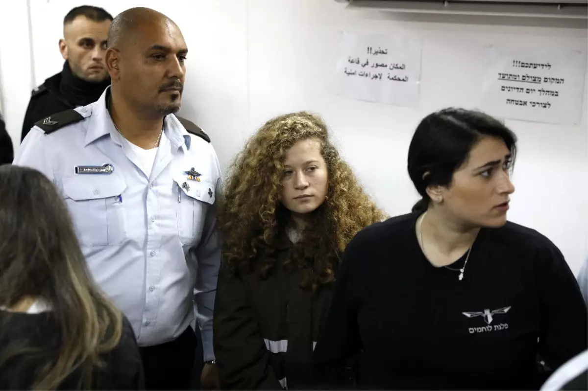 Filistinli Ahed Tamimi\'nin Gözaltı Süresi Uzatıldı