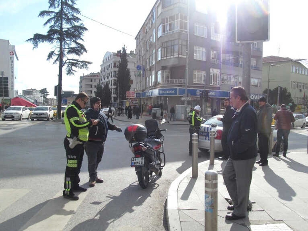 Gebze\'de 14 Motosiklet Sürücüsüne 15 Bin TL Para Cezası Uygulandı