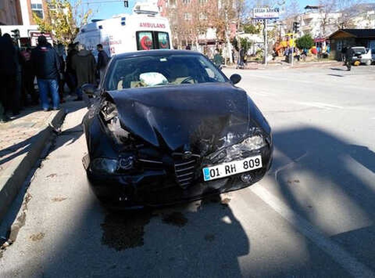 İki Kadın Sürücü Çarpıştı: 4 Yaralı