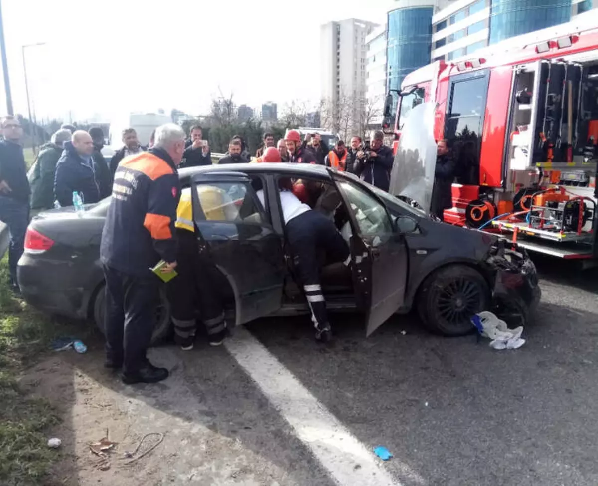 İstanbul\'da Feci Kaza: 2 Ölü 1 Yaralı