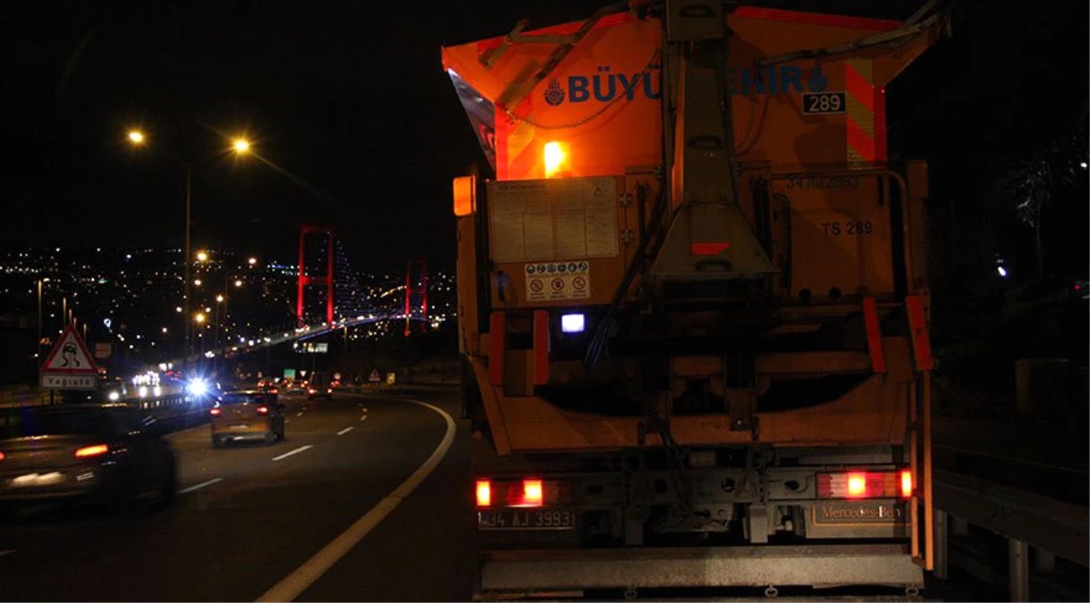 İstanbul\'da Kar Hazırlığı! Kar Küreme ve Yol Tuzlama Araçları Yol Kenarlarına Çekildi