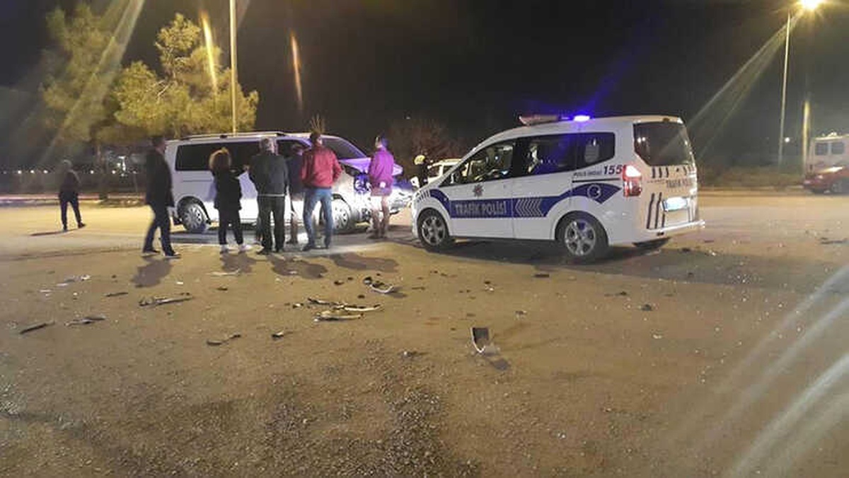 Kamyonet ile Otomobil Çarpıştı: 9 Yaralı
