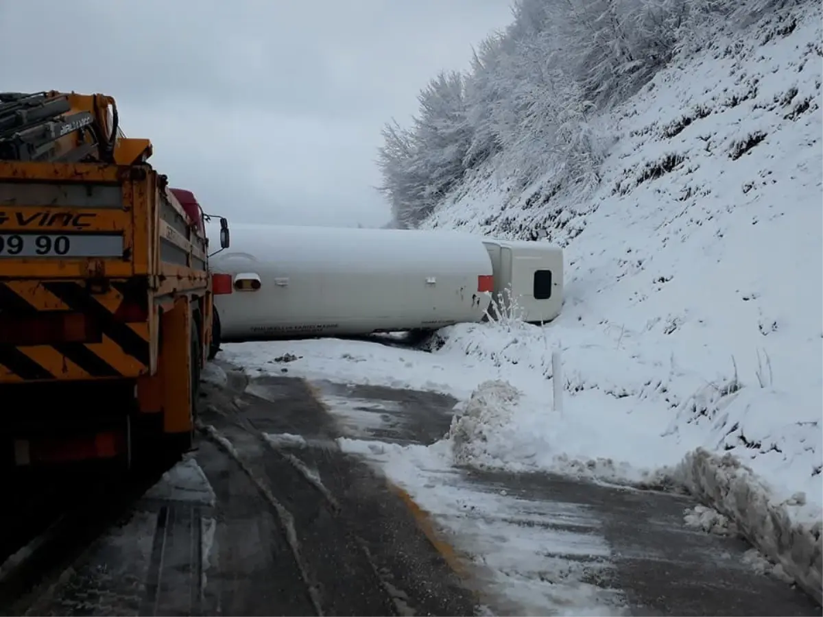 Lpg Yüklü Tanker, Karlı Yolda Devrildi