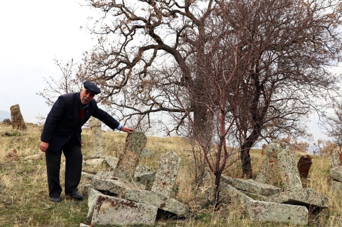 Malatya\'da Osmanlı Dönemine Ait Mezarlardaki Şekiller Gizemini Koruyor