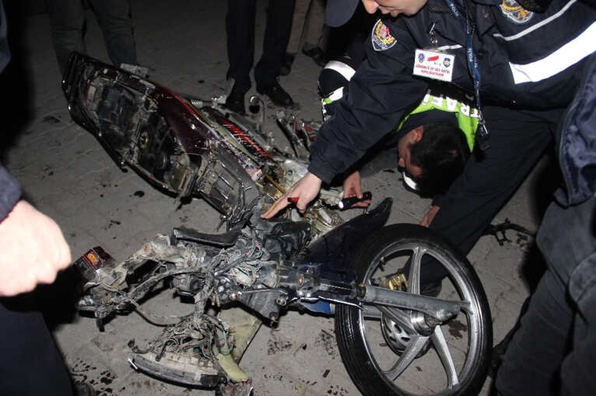 Motosikletteki 4 Kişilik Aileyi Ezen Sürücü Kaçmak İçin Aracını Kalabalığın Üzerine Sürdü