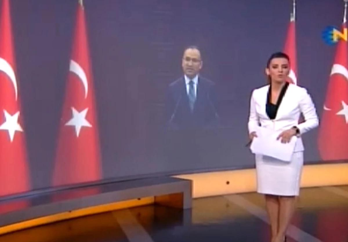 NTV\'nin Güzel Spikeri, Bozdağ Haberini Sunarken Zor Anlar Yaşadı