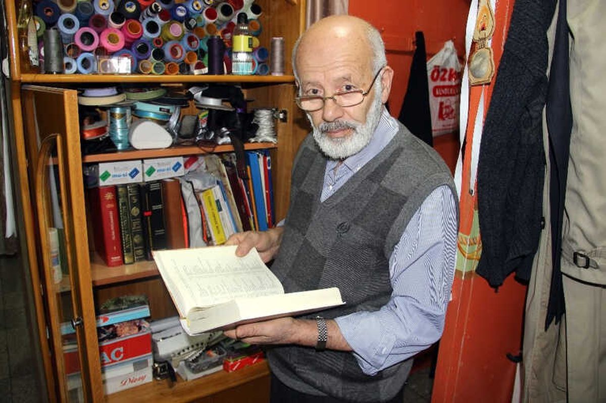Okula Gitmeden, Okumayı Öğrenen Terzinin Kitap Okuma Aşkı