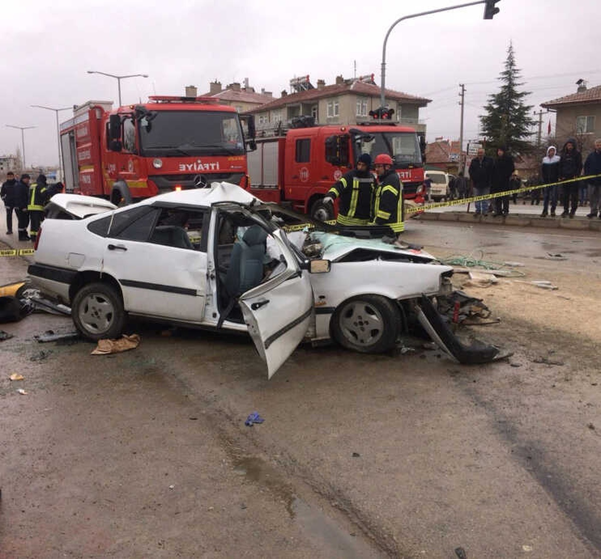 Otomobille Kamyonet Çarpıştı: 1 Ölü, 6 Yaralı