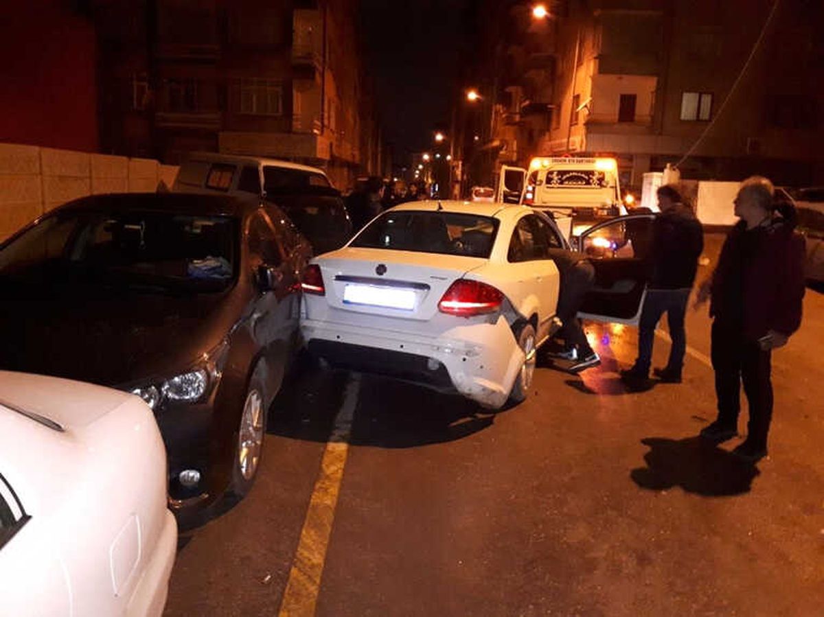 Park Halindeki 3 Araca Çarptı