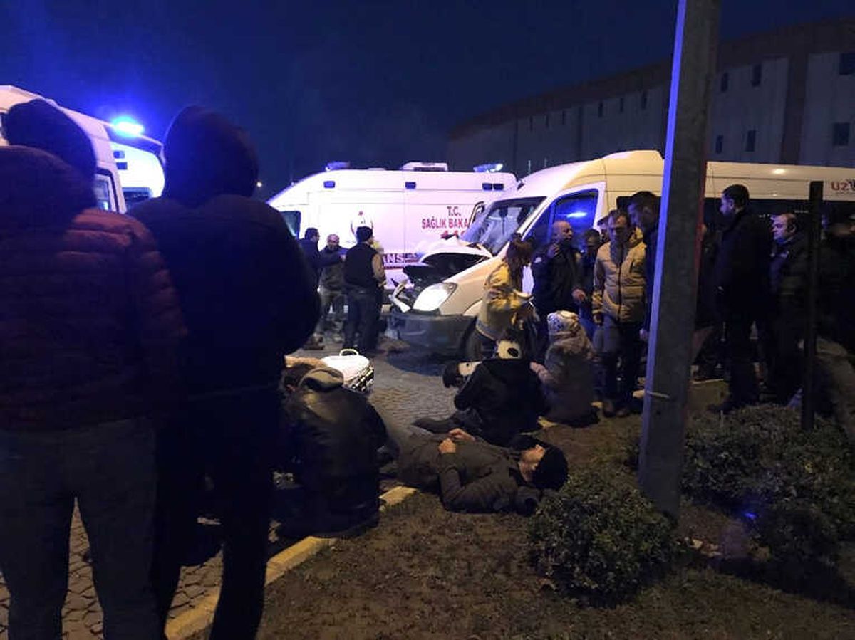 Servis Aracı Duran Kamyona Çarptı: 12 Yaralı