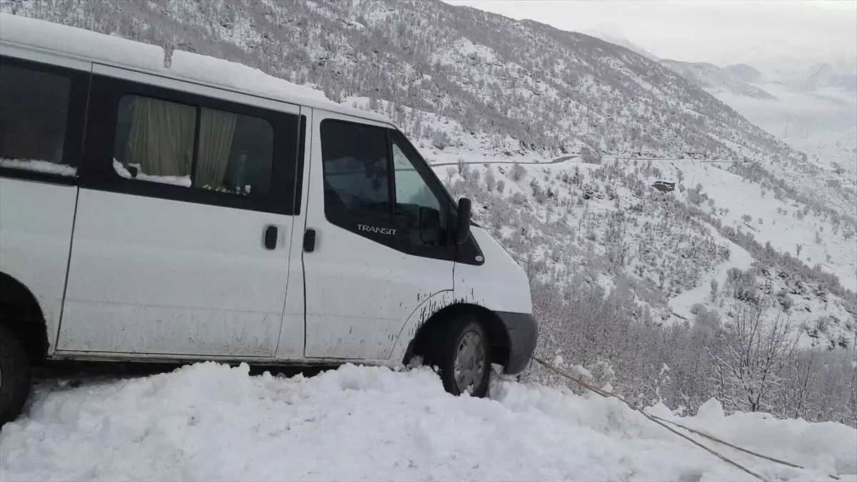 Siirt\'te Kara Saplanan Askerleri Taşıyan Minibüs Kurtarıldı