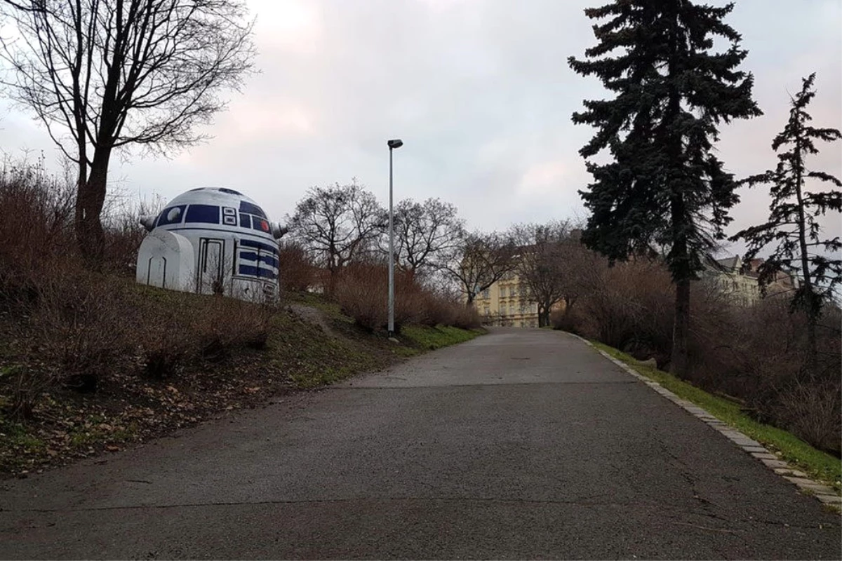 Star Wars Karakteri R2-D2 Prag Folimanka Parkı\'nda Hayat Buldu!