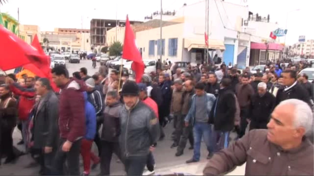 Tunus\'da 12 Partili Muhalif Halk Cephesi Yürüyüş Yaptı- Gece Göstericilerle Polis Çatıştı