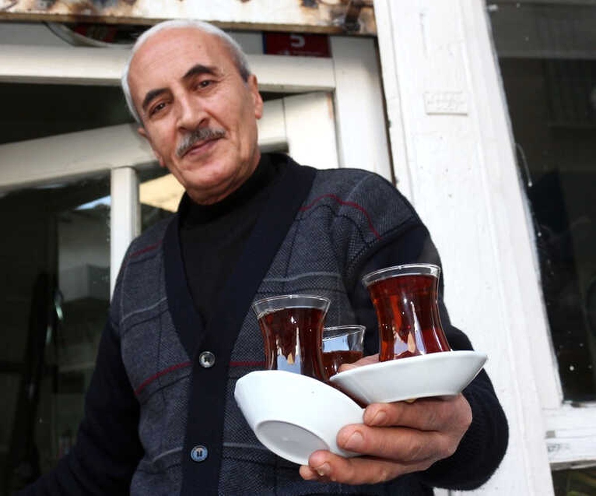 Yarım Asırdır Aynı Kahvede Çay Demliyor