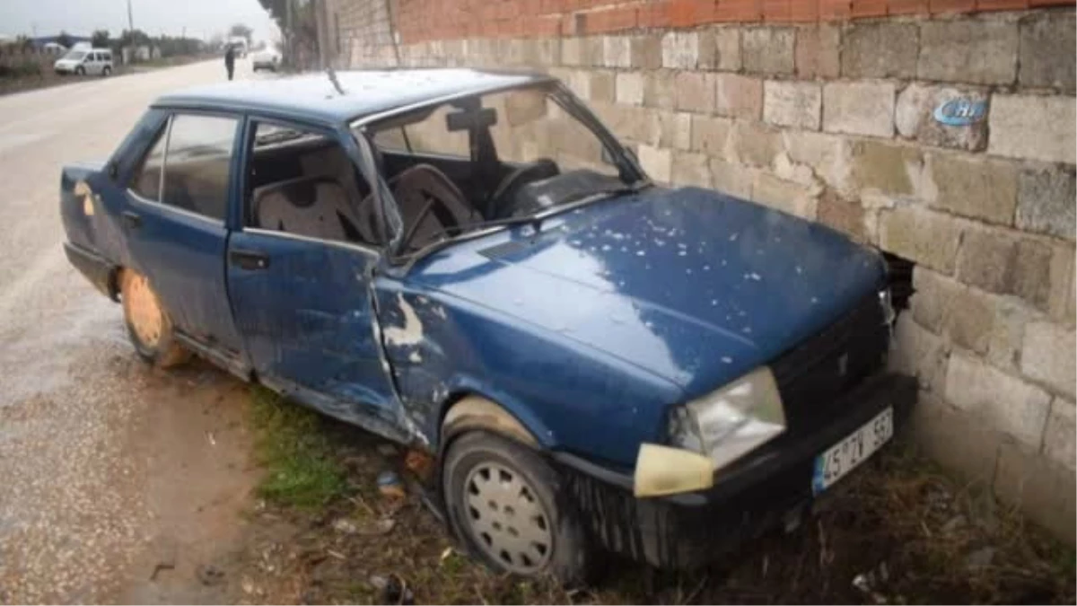 Alaşehir\'de Otomobil Kamyona Çarptı: 1 Yaralı