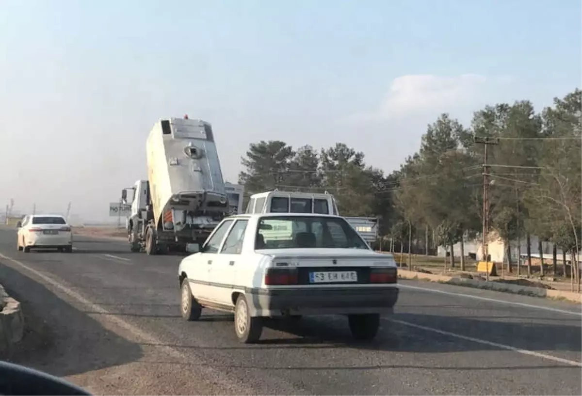 Damperi Açık Çöp Kamyonunun Tehlikeli Yolculuğu