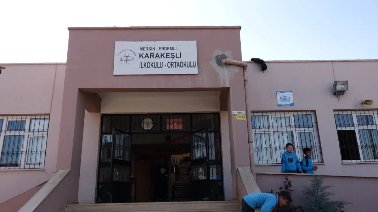 Erdemli Belediyesi\'nin Okullardaki Bakım Onarım Çalışmaları Sürüyor