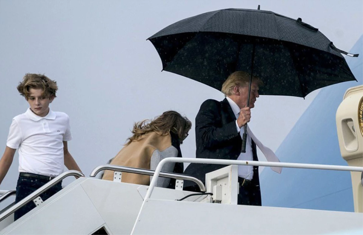 Yoğun Yağmurda Eşi ve Çocuğunu Umursamayan Trump, Şemsiyeyi Kendine Tuttu