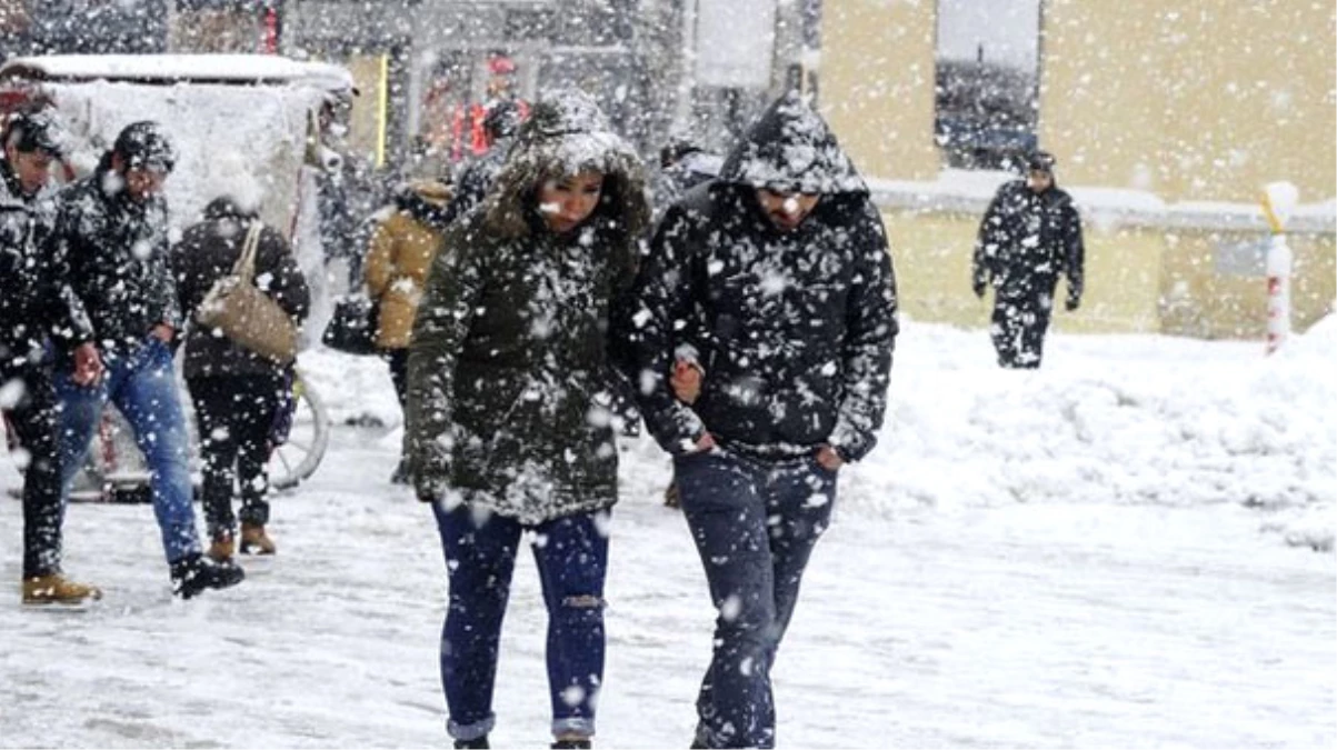 İstanbul\'da Beklenen Kar Yağışı Perşembe Günü Geliyor
