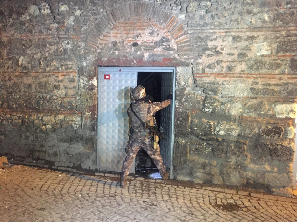 İstanbul\'da Sabaha Karşı Uyuşturucu Operasyonu! Şüpheliler Gözaltına Alındı
