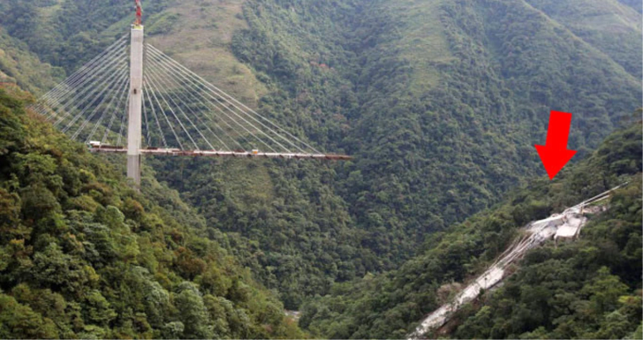 Kolombiya\'da Köprü İnşaatı Çöktü, İşçiler 280 Metre Derinliğindeki Vadiye Düştü