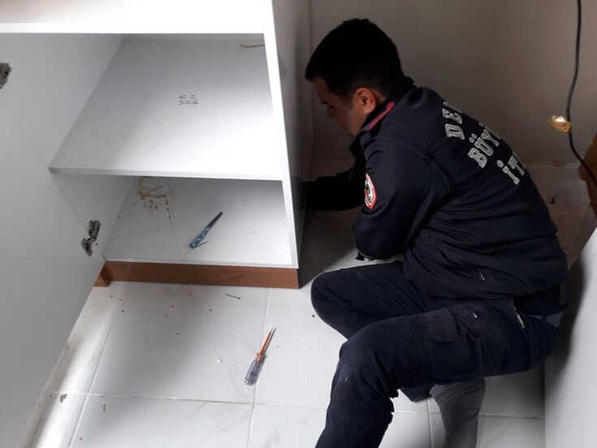 Mutfak Dolabının Arkasına Sıkışan Kediyi İtfaiye Kurtardı