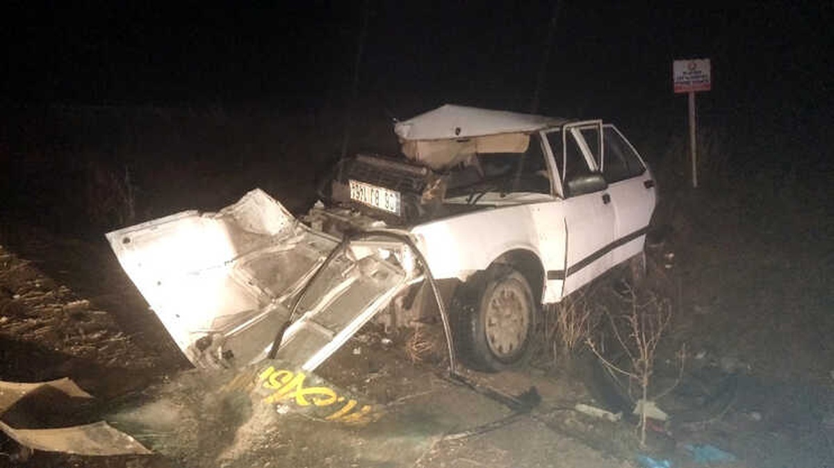 Otomobille Kamyonet Çarpıştı: 2 Genç Hayatını Kaybetti, 4 Yaralı