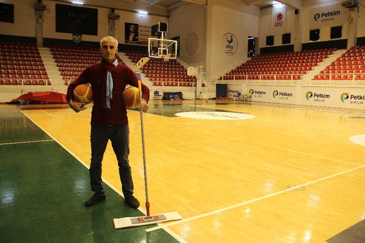 Temizlik Görevlisinin Basketbol Yeteneği Görenleri Şaşırtıyor