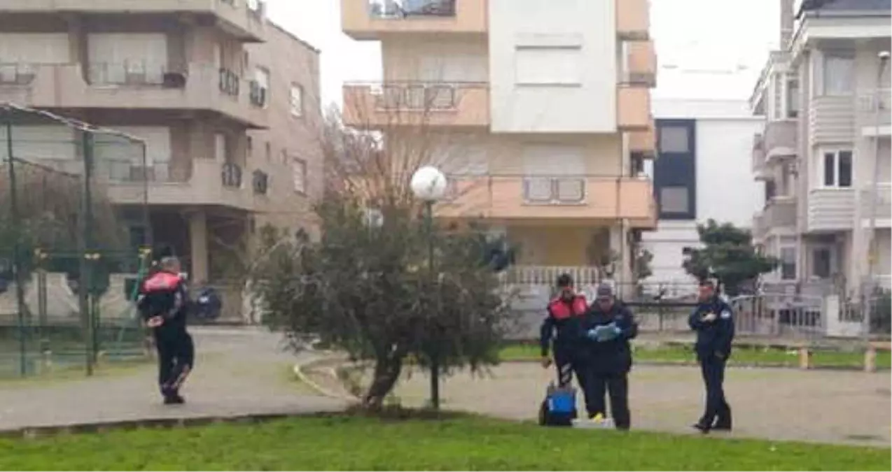 Silahını Kafasına Dayayan Polis, Tetiği Çekip İntihar Etti