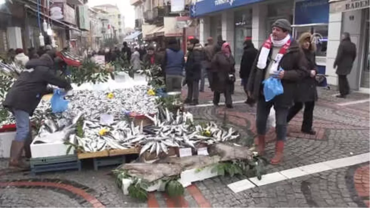 Sadece "Bilenin Aldığı Balık" Tezgahta İlgi Çekiyor