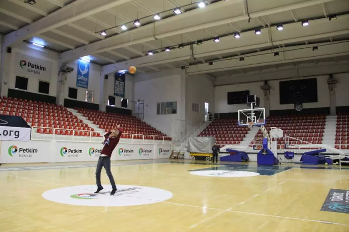 Temizlik Görevlisinin Basketbol Yeteneği Şaşırtıyor