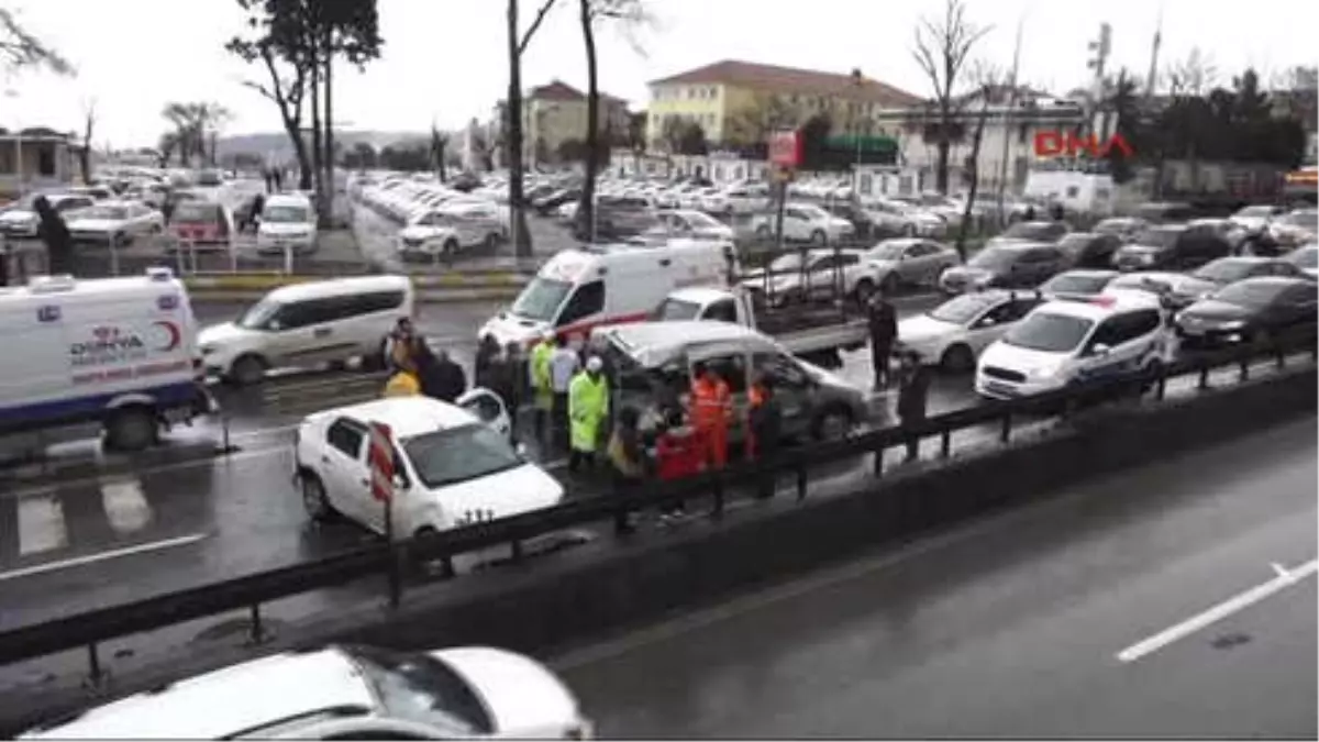 Üsküdar\'da Zincirleme Trafik Kazası: 2 Yaralı