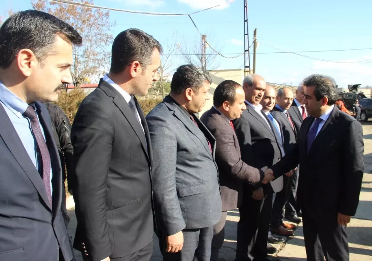 Vali Güzeoğlu, Dicle\'de Muhtarlarla Bir Araya Geldi