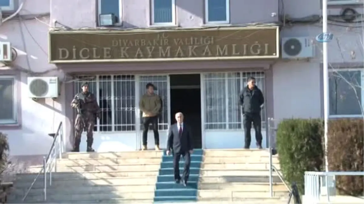 Vali Güzeoğlu, Dicle\'de Muhtarlarla Bir Araya Geldi