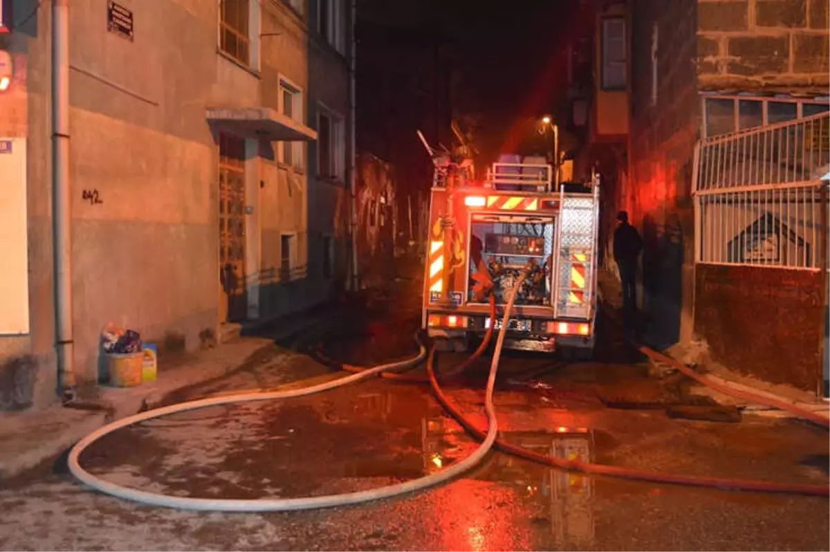 Yanan Evinin İçerisinden Kedisi ile İlgili Gelecek Müjdeli Haberi Bekledi