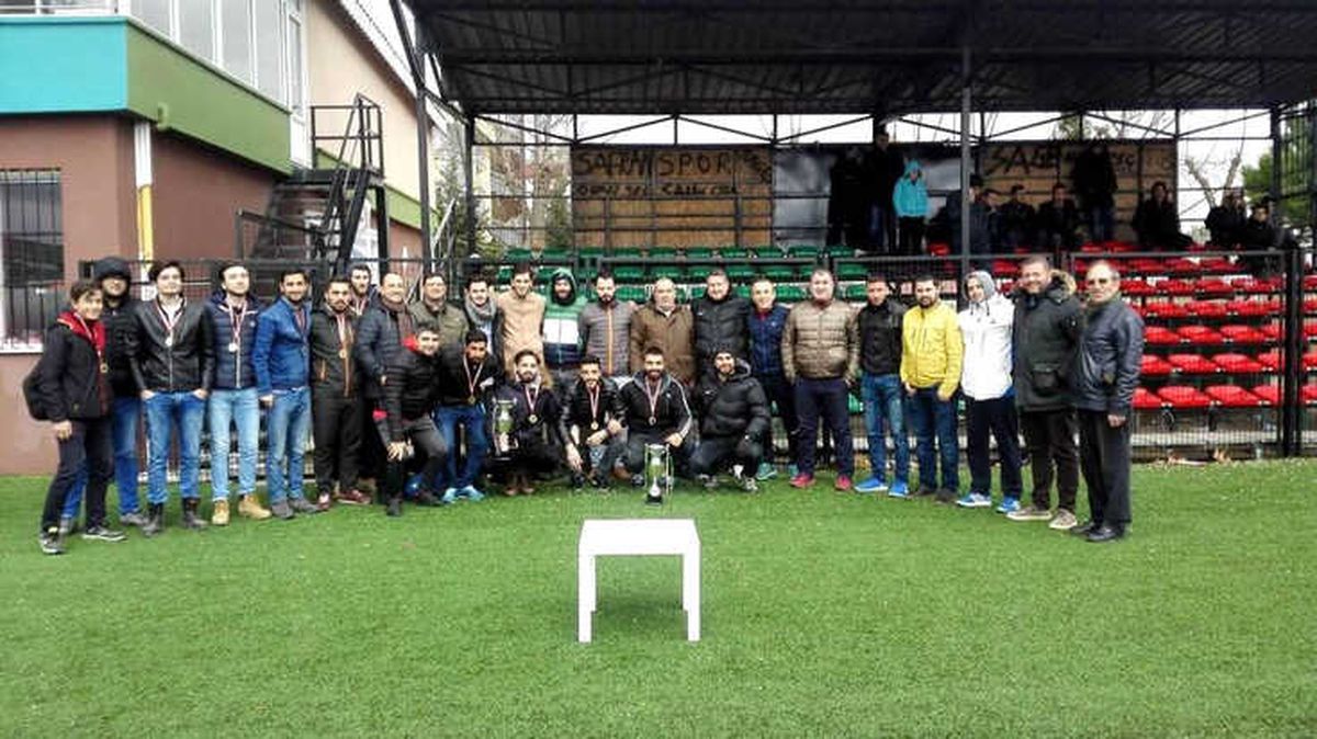 1. Amatör Küme\'nin Şampiyonları Kupalarını Aldı