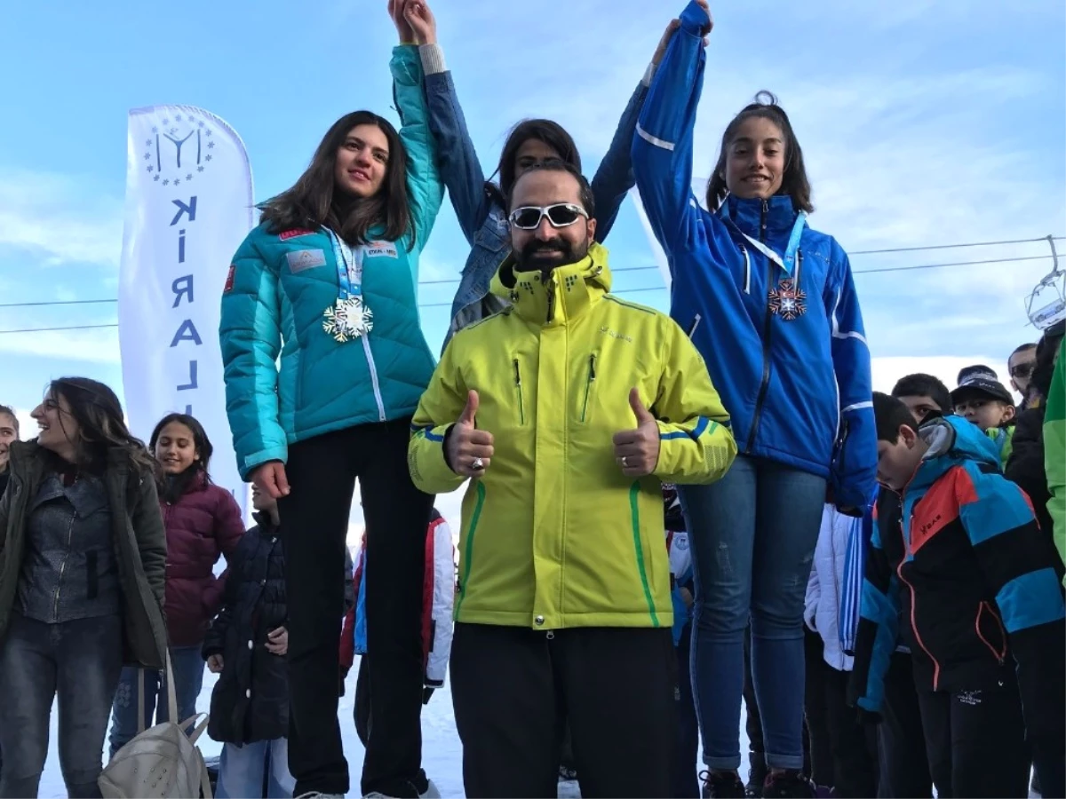 Ağrı\'da Yılın İlk Madalyaları Kayak Branşından Geldi