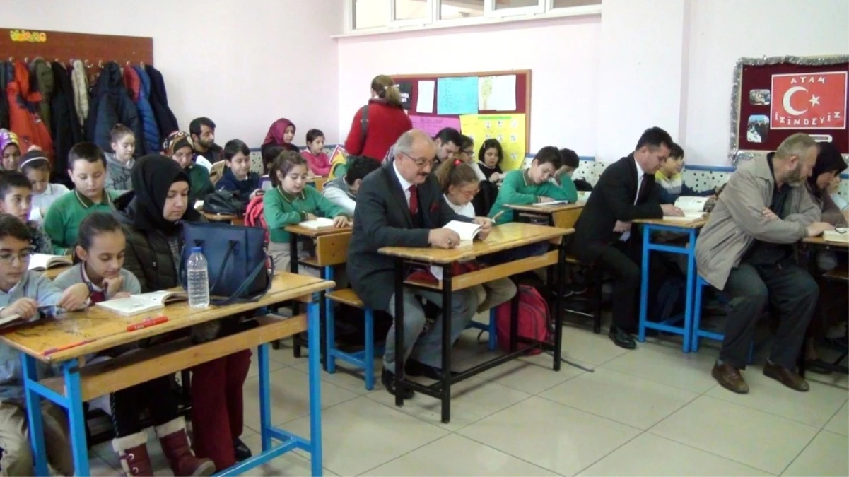 Akşehir\'de Aileler Çocuklarıyla Birlikte Kitap Okudu