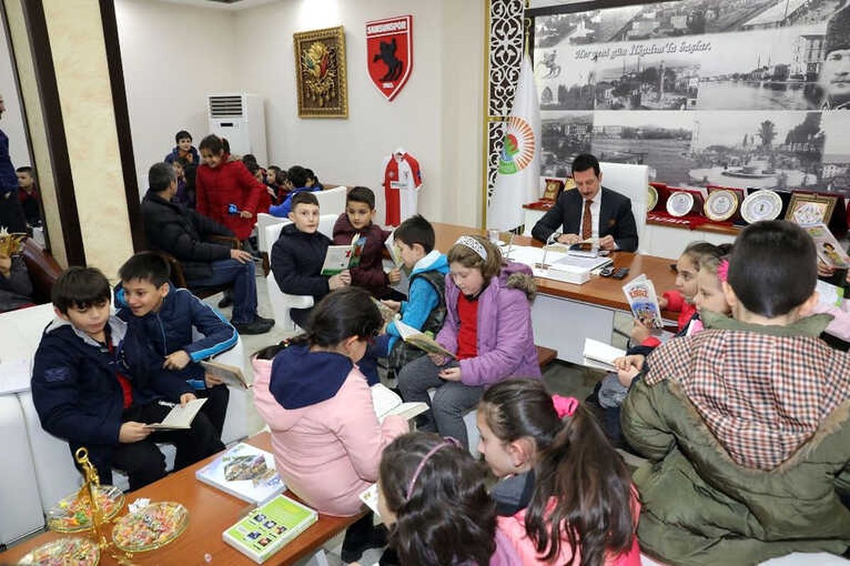 Başkan ile Makamında Kitap Okudular