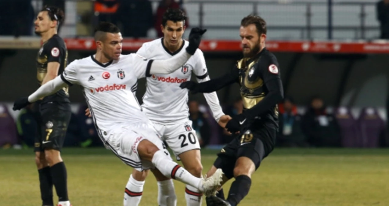 Beşiktaş\'ın Portekizli Yıldızı Pepe Osmanlıspor Maçında Sakatlandı