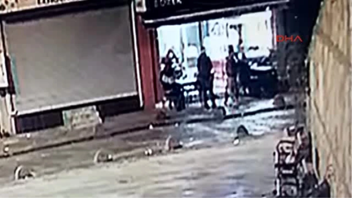 Beyoğlu\'nda Börekçi Önündeki Silahlı Saldırı Kamerada