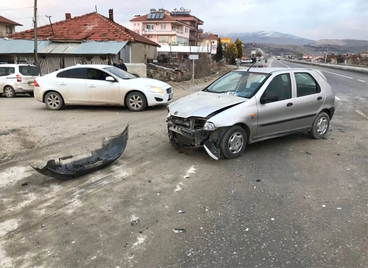 Denizli\'de Kontrolsüz Kavşakta Tır ile Otomobil Çarpıştı: 2 Yaralı