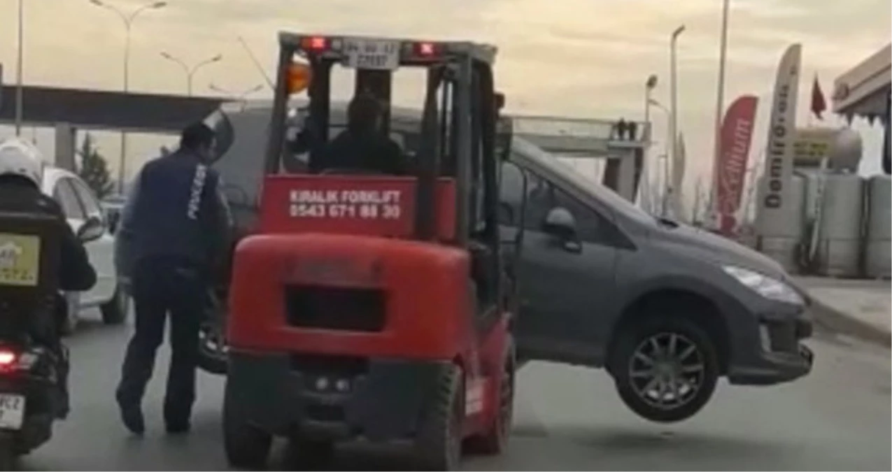 E-5\'te Korkutan Görüntüler! Bozulan Otomobili Forkliftle Taşıdılar
