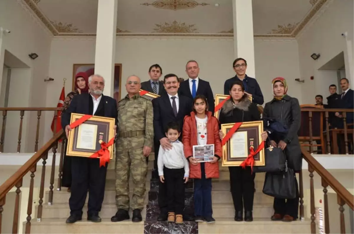 Erzincan\'da Şehit Ailelerine ve Gazilere Devlet Övünç Madalyası ve Beratı