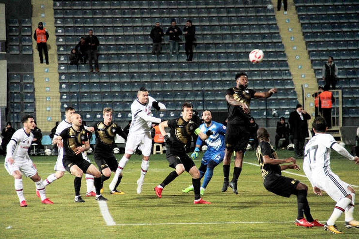 İlk Yarı Sessiz Bitti