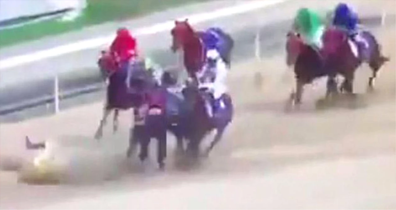Japonya\'da Düzenlenen At Yarışında İnanılmaz Bir Kaza Meydana Geldi
