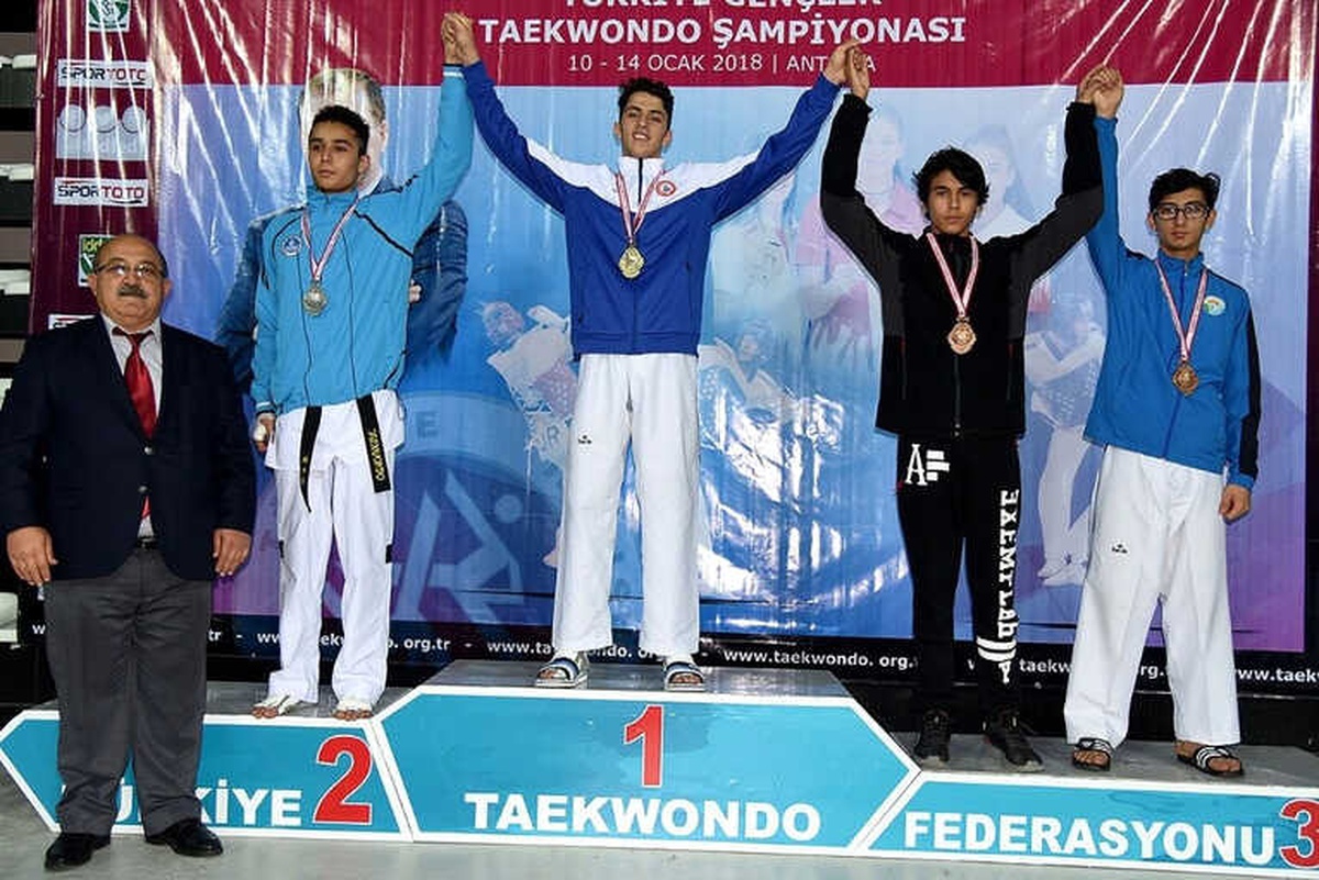 Kağıtsporlu Tekvandocular Gençler Türkiye Şampiyonasından Madalya ile Döndü