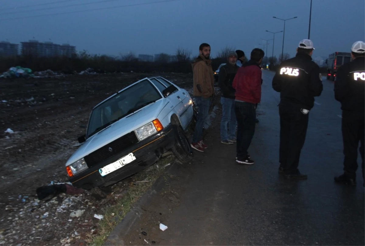 Kamyonun Sıkıştırdığı Otomobil Yoldan Çıktı