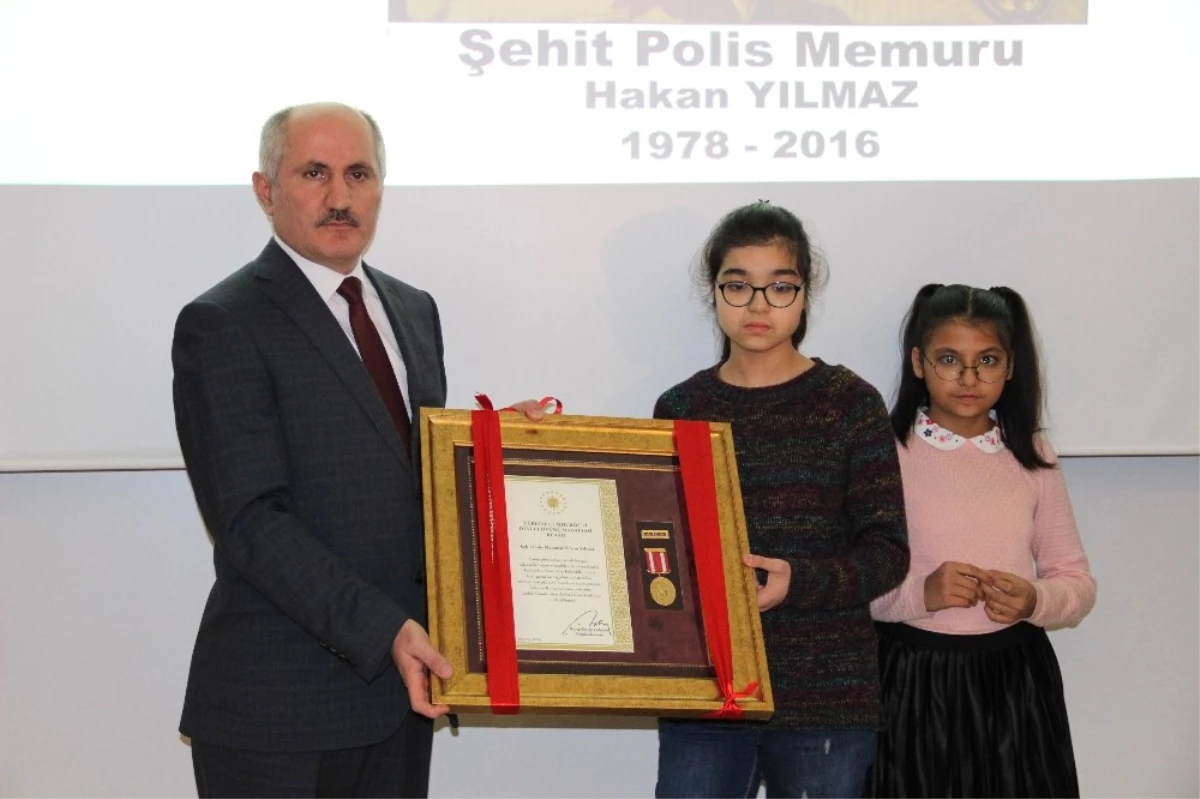 Karaman\'da Şehit Polis Memurunun Devlet Övünç Madalyası Kızlarına Verildi