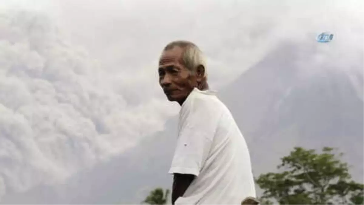 Mayon Dağı Lav Püskürtmeye Devam Ediyor